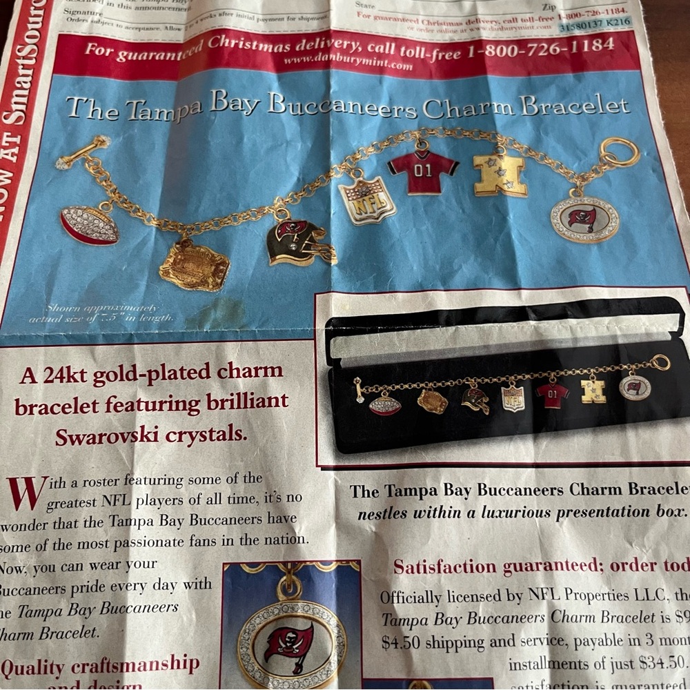 💙NEW Vintage Gold-Tone NFL Tampa Bay Buccaneers Football Charm Bracelet - Picture 5 of 12